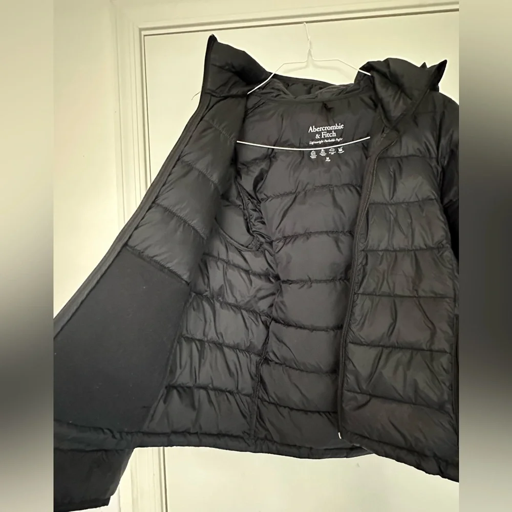 Abercrombie & Fitch Lightweight Packable Puffer Removable Hood in Black Medium - Picture 5 of 8